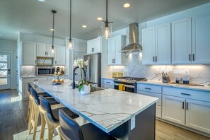 Réfrigérateur, micro-ondes, lave-vaisselle, cafetière/bouilloire