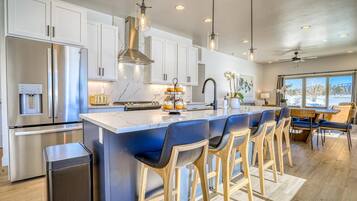 Réfrigérateur, micro-ondes, lave-vaisselle, cafetière/bouilloire