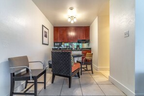 Dining - Accessible Ground Floor Little Harbor Room | 2 Queen Beds | Kitchenette | Resort Access | Sleeps 4 (Ruskin)