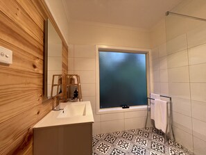 Superior Cottage | Bathroom | Shower, rainfall showerhead, eco-friendly toiletries, hair dryer