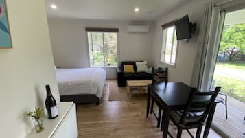 Standardstudio-suite | Opholdsområde | 34-tommers fladskærms-tv med satellitkanaler, tv, dvd-afspiller