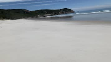 Una playa cerca, arena blanca