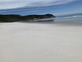 Perto da praia, areia branca