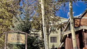 A sign for 'SKIL HILLS CONDOMINIUMS' at 250 SKIL HILL RD. - Cozy condo, Ski-in, one block from Main Street (Breckenridge)