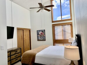 3 bedrooms, in-room safe, iron/ironing board, travel cot
