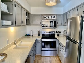 Refrigerador, microondas, horno y parrilla de estufa 