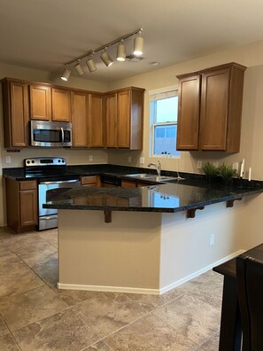 Refrigerador, microondas, horno, placa de cocina