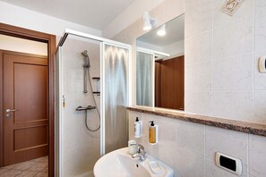 Shower, hair dryer, towels - Apartment "Bait del Pont 56" with Mountain View, Wi-Fi, Balcony & Garden (Trepalle)
