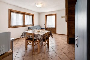 Dining - Apartment "Bait del Pont 56" with Mountain View, Wi-Fi, Balcony & Garden (Trepalle)