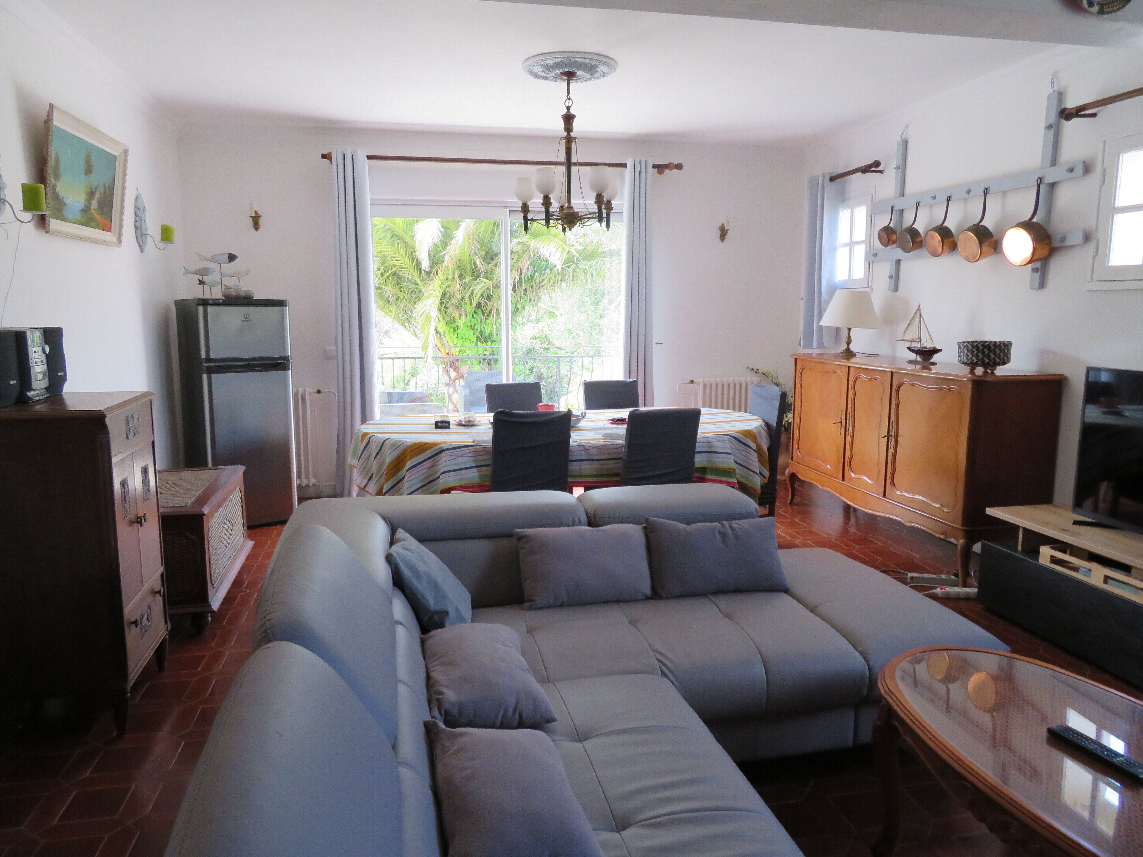 TV, fireplace, DVD player, books