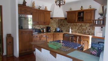 KĂŒhlschrank, Mikrowelle, Ofen, Herdplatte