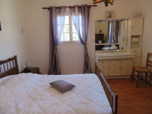 2 bedrooms, iron/ironing board, travel cot, free WiFi