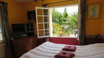 2 slaapkamers, een strijkplank/strijkijzer, reisbedje, gratis wifi