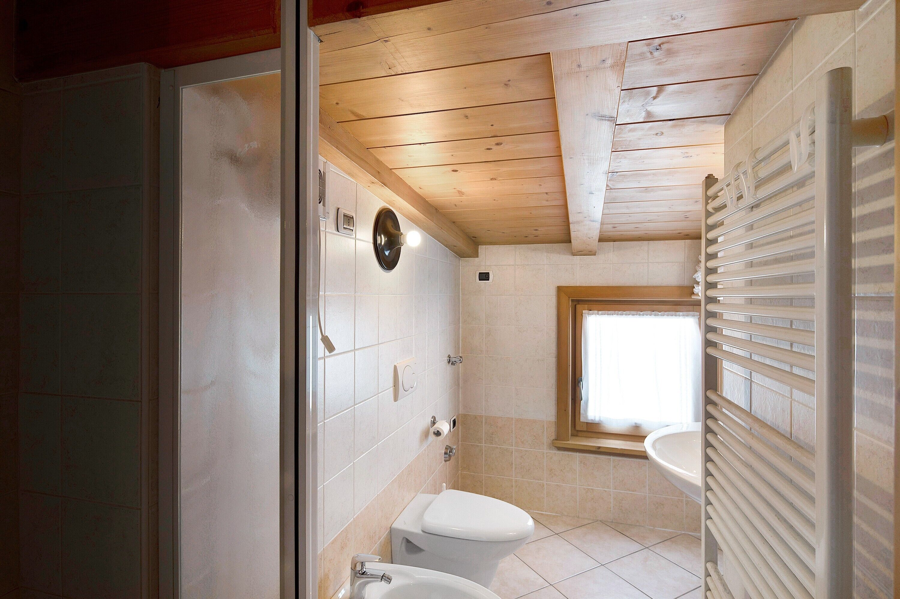 Douche, sèche-cheveux, serviettes fournies