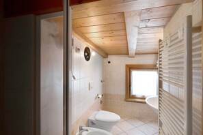 Douche, sèche-cheveux, serviettes fournies