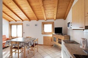 Interior - Apartment "Bait del Pont 51" with Mountain View, Wi-Fi & Garden (Trepalle)