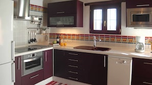 Een koelkast, een magnetron, een oven, een kookplaat