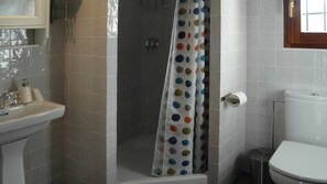 Ensemble douche/baignoire, serviettes fournies