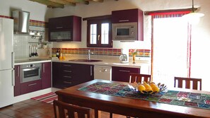 Een koelkast, een magnetron, een oven, een kookplaat