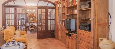 Télévision, cheminée