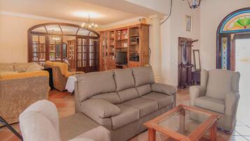 Televisie en een open haard