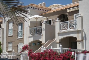 Exterior - Holiday Home 'Casa de Sonrisa' with Shared Pool, Wi-Fi, Garden & Terrace (Torrevieja)