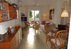 TV, DVD player, stereo - Holiday Home 'Casa de Sonrisa' with Shared Pool, Wi-Fi, Garden & Terrace (Torrevieja)