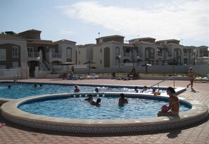 Pool - Holiday Home 'Casa de Sonrisa' with Shared Pool, Wi-Fi, Garden & Terrace (Torrevieja)