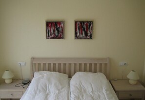 2 bedrooms, iron/ironing board, free WiFi, bed sheets - Holiday Home 'Casa de Sonrisa' with Shared Pool, Wi-Fi, Garden & Terrace (Torrevieja)