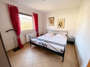 2 bedrooms, travel cot, WiFi