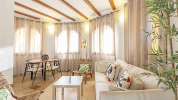 TV, peis, fotballspill og bordtennis