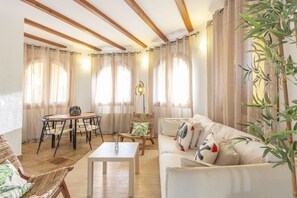 Televisión, chimenea, futbolito y tenis de mesa 