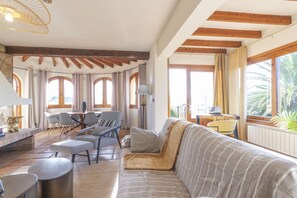 Televisión, chimenea, futbolito y tenis de mesa 