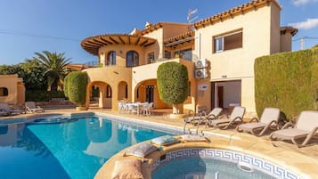 Et oppvarmet basseng