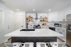 Fridge, microwave, oven, stovetop - Desert Dreams-4BR,golf,pool/spa,billiards,arcade (Indio)