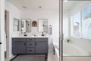 Bathtub, hair dryer, towels - Desert Dreams-4BR,golf,pool/spa,billiards,arcade (Indio)
