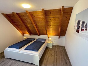 2 bedrooms, travel crib, WiFi