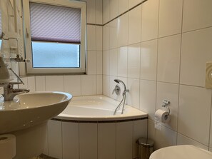 Duschwanne, Handtücher, Toilettenpapier