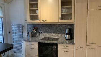 Kühlschrank, Ofen, Herdplatte, Geschirrspüler