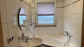 Duschwanne, Handtücher, Toilettenpapier