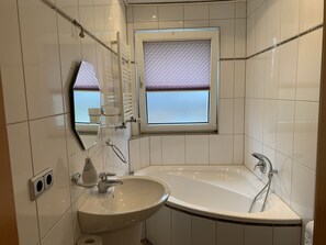 Combined shower/tub, towels, toilet paper