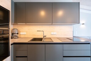 Kühlschrank, Mikrowelle, Ofen, Geschirrspüler