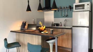 Réfrigérateur, micro-ondes, plaque de cuisson, cafetiÚre/bouilloire