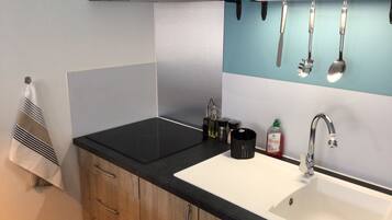 Réfrigérateur, micro-ondes, plaque de cuisson, cafetiÚre/bouilloire