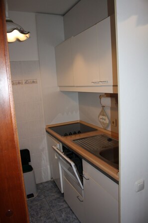 Kühlschrank, Mikrowelle, Ofen, Geschirrspüler