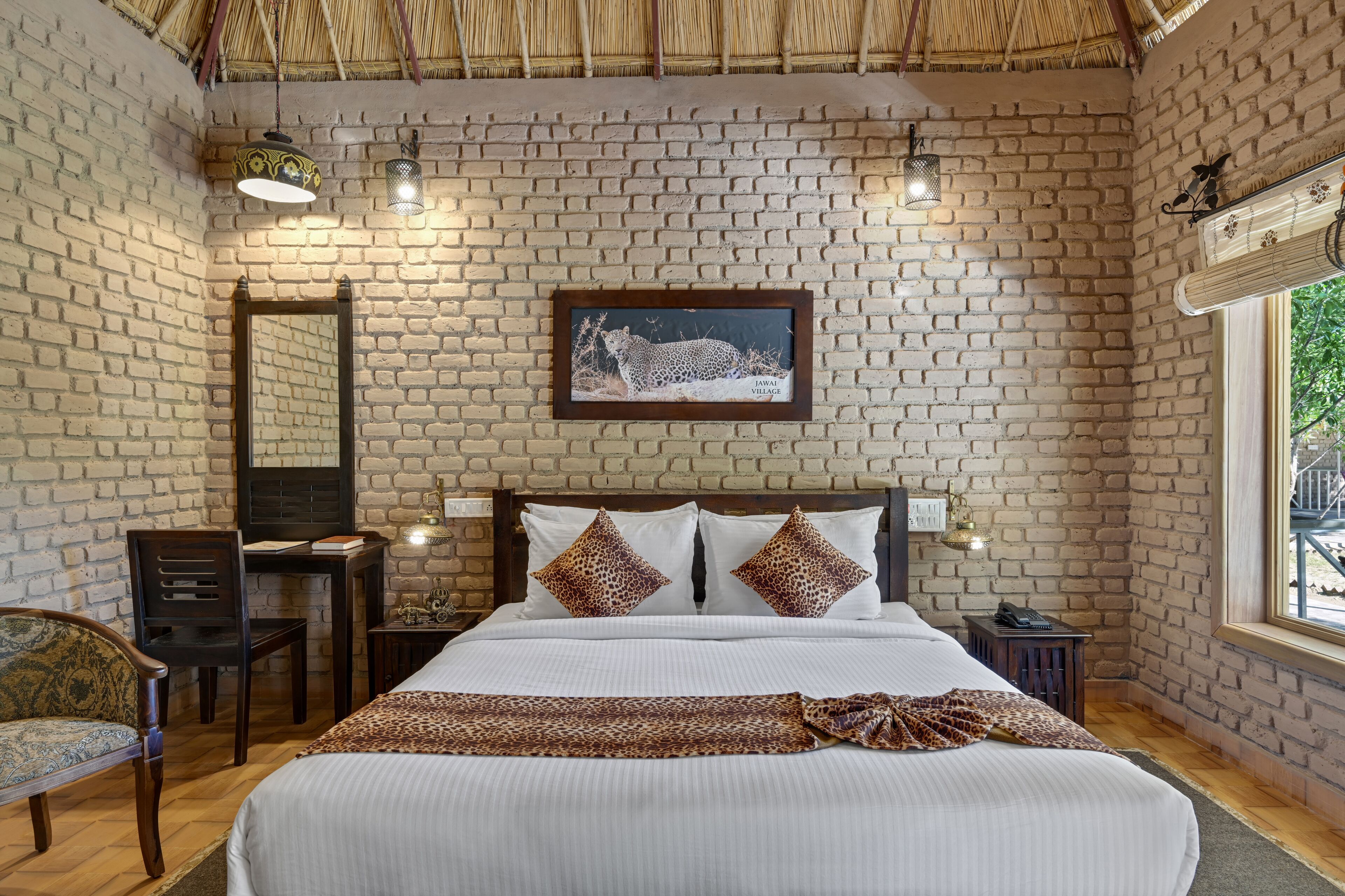 Hochwertige Bettwaren, Schreibtisch, Bügeleisen/Bügelbrett, Bettwäsche