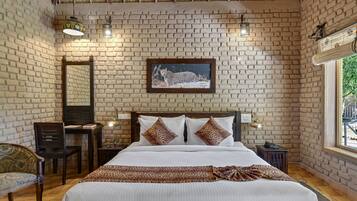 Hochwertige Bettwaren, Schreibtisch, Bügeleisen/Bügelbrett, Bettwäsche