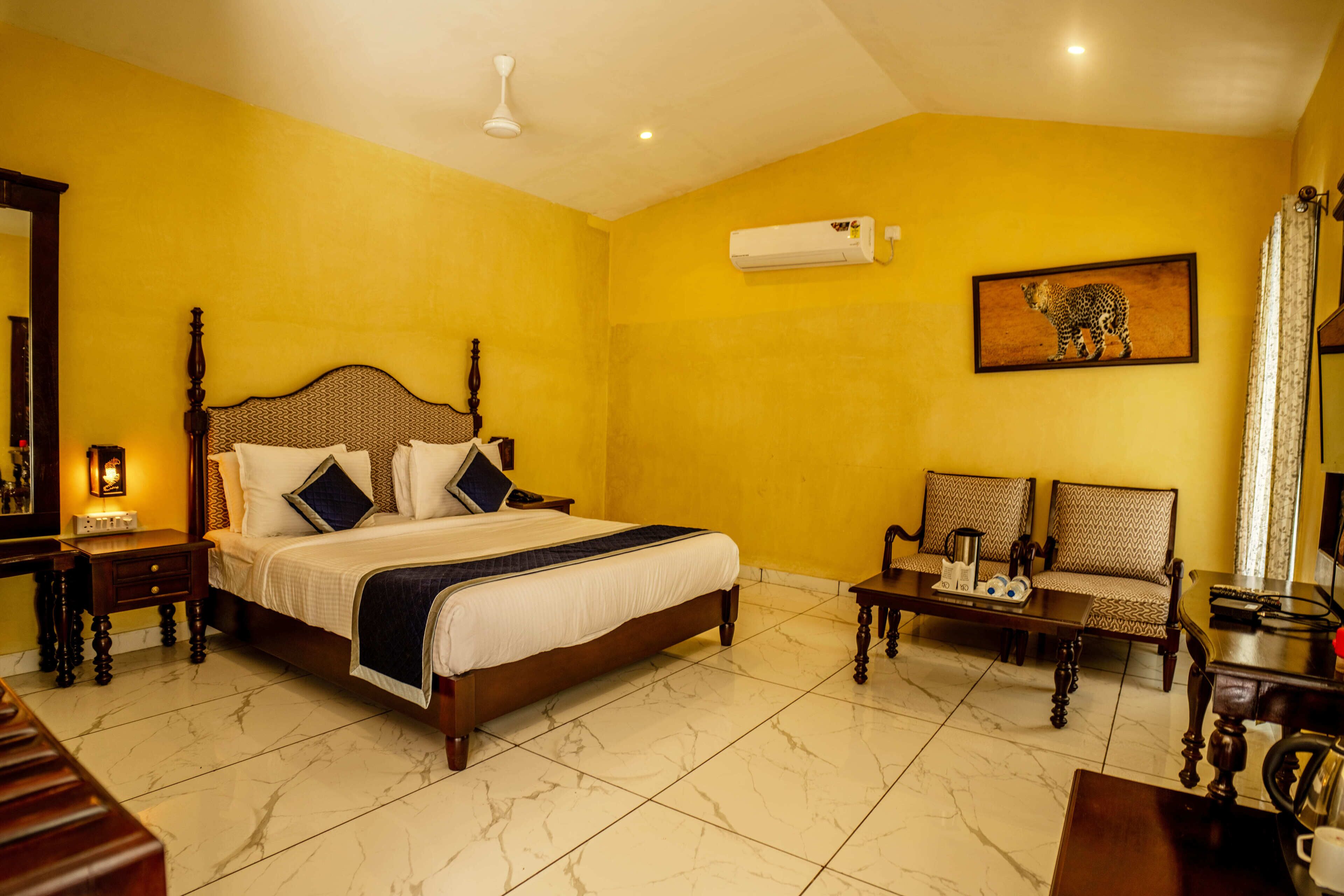 Superior kamer | Luxe beddengoed, een bureau, een strijkplank/strijkijzer, beddengoed