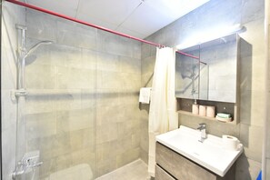 Standard-Apartment | Badezimmer | Haartrockner, Handtücher, Seife, Shampoo