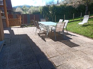 Outdoor dining - The orchard house (Saint-Jean-Saverne)